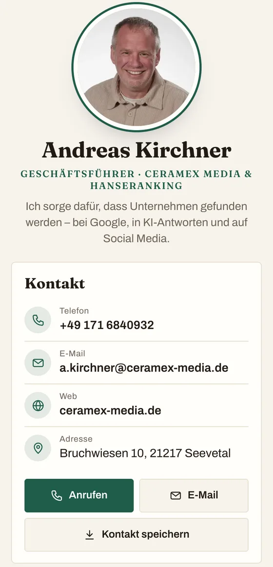 Visitenkarten-Seite mit Porträt, Name, Rolle und Kontaktkarte